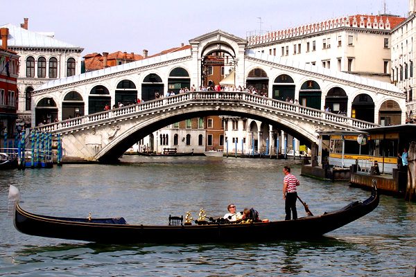 Gondola e il ponte di Rialto, Canal Grande, Venezia (Italia)